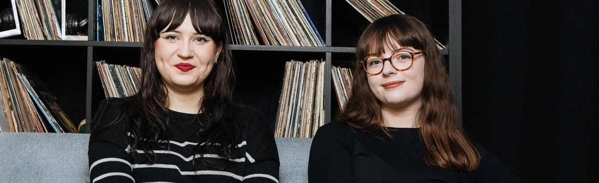 Des chercheurs en musique sont assis devant une collection de disques vinyles